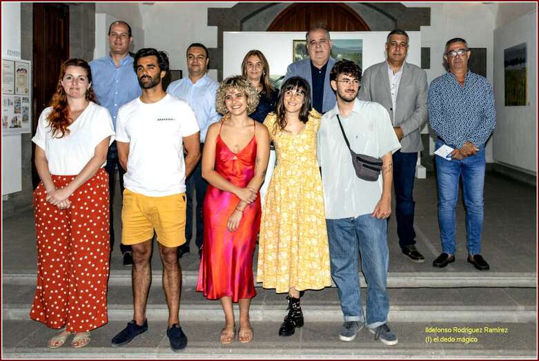 Los jóvenes creadores del concurso posan en la ermita de San Pedro Mártir/Ildefonso Rodríguez.